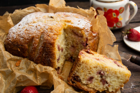 Bizcocho de frutas con naranja y fresas