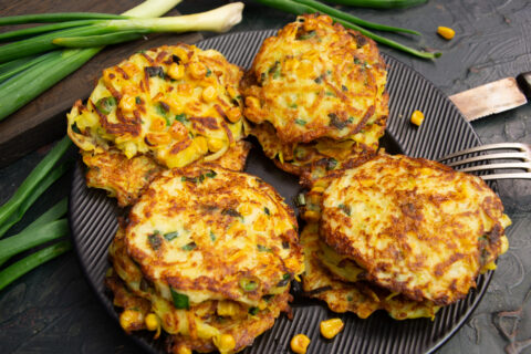 Tortitas de patata con maíz y cebolleta