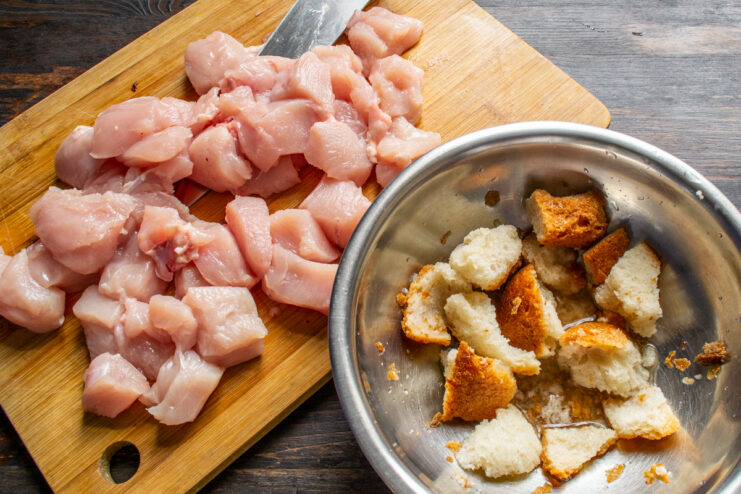 Carne de pollo y pan blanco remojado en un bol para hacer la masa