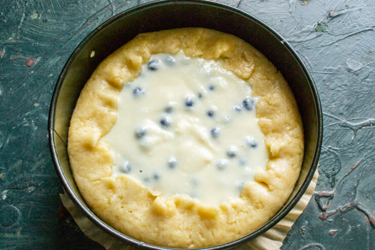 Montaje final de la tarta Relleno dentro de la masa con los bordes rústicos doblados