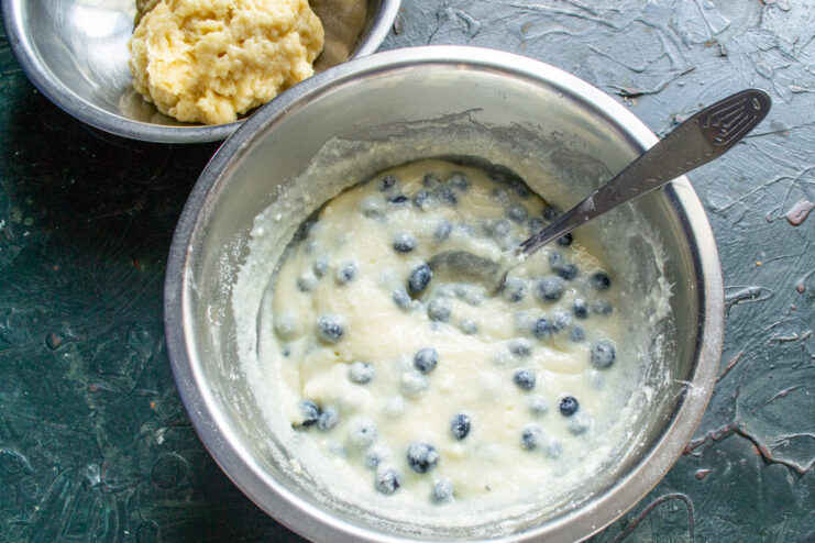 Relleno de ricotta y arándanos listo Crema de ricotta mezclada suavemente con arándanos enteros