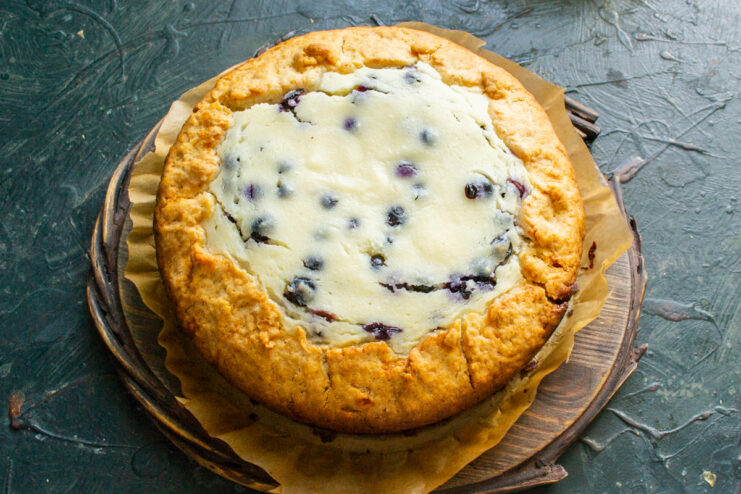 Desmoldado de la tarta Desmoldando la tarta dorada sobre una tabla de madera