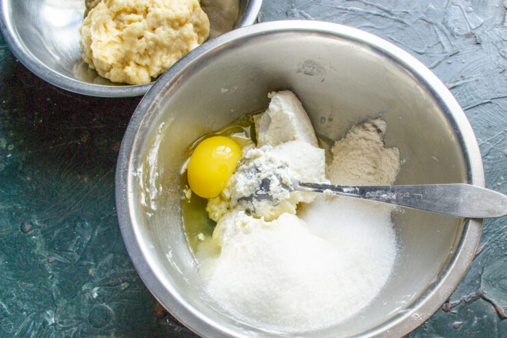 Preparación de la crema de ricotta Queso ricotta, azúcar y huevo crudo juntos en el bol