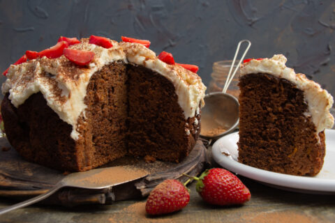 Pastel de chocolate con nata montada y fresas