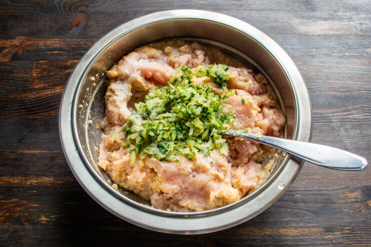Mezcla de la carne picada de pollo con el sofrito de cebolla y cilantro