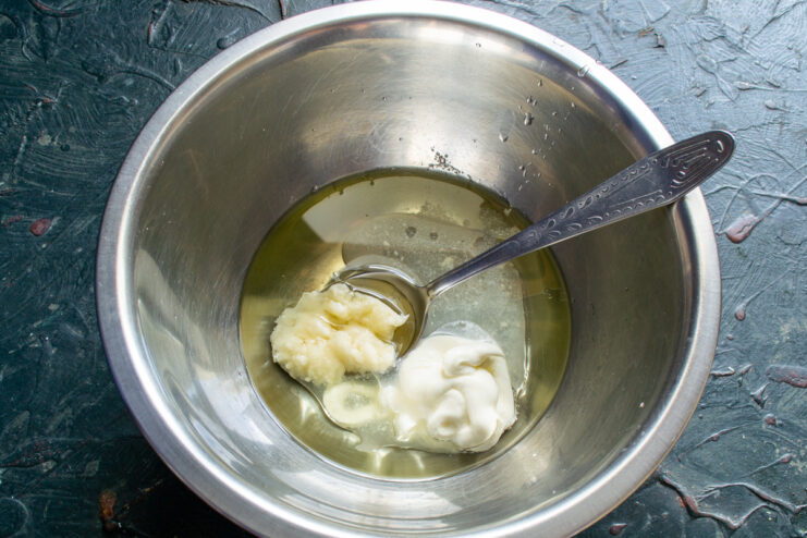 Mezcla de ingredientes líquidos Ingredientes líquidos en el bol para preparar la masa