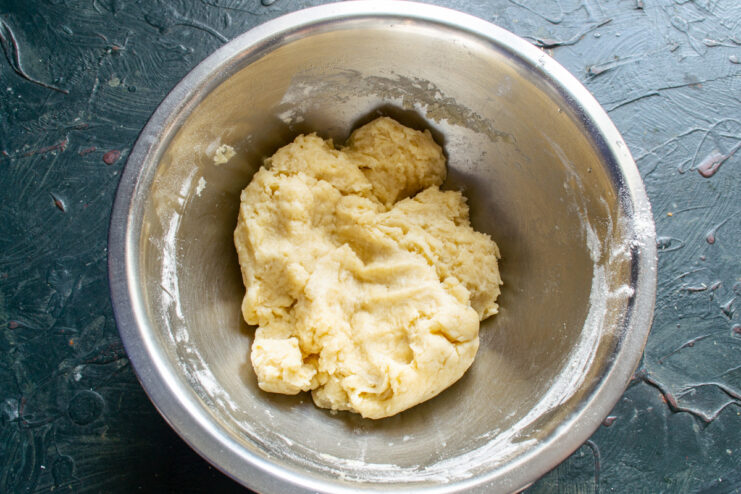 Masa de la tarta lista Bola de masa suave y elástica descansando en el recipiente