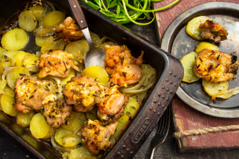 Pollo asado con patatas y hierbas aromáticas