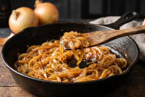Cómo caramelizar cebolla: ni quemarla ni hervirla, consigue oro puro