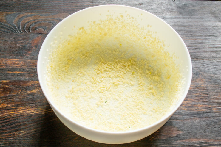 Molde untado con mantequilla y espolvoreado con panko.