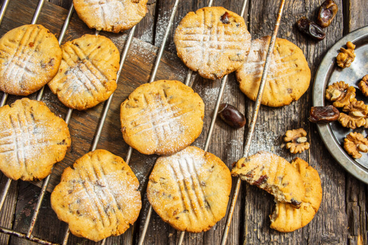 Galletas de mantequilla sin gluten con nueces y dátiles terminadas
