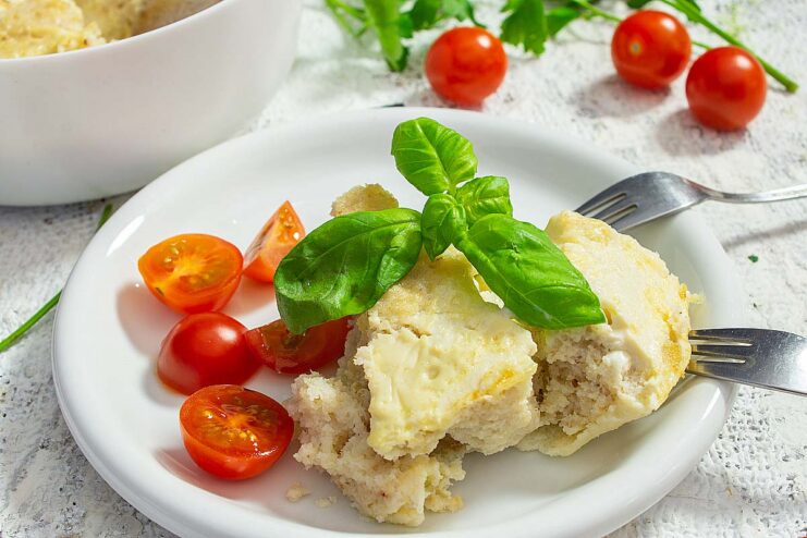 Soufflé de pescado blanco en un plato.
