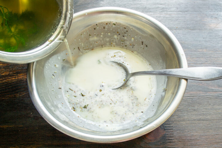Caldo de patata vertiéndose en la base de la salsa