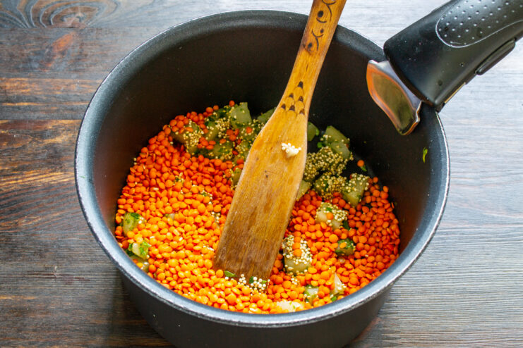 Lenteja roja directa a la olla Lenteja roja vertiéndose en el cazo con el resto de ingredientes