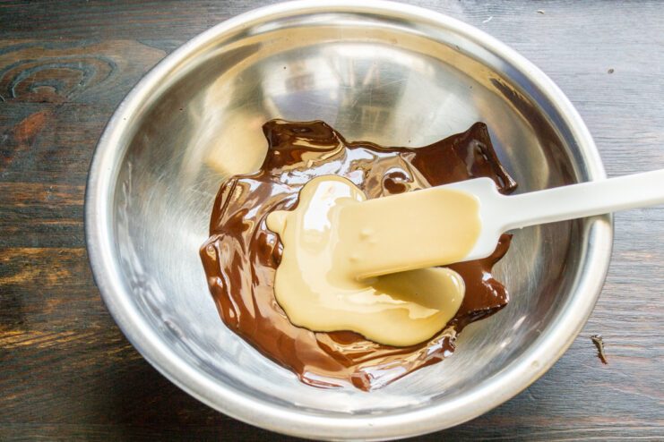 Chocolate con tahini Mezclando la pasta de sésamo con el chocolate fundido en el bol.