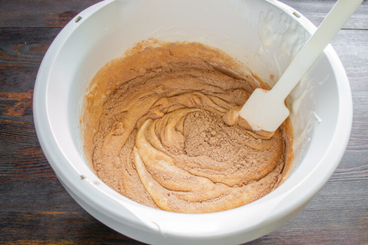 Incorporación de los secos Añadiendo la mezcla de harina y cacao a los huevos batidos