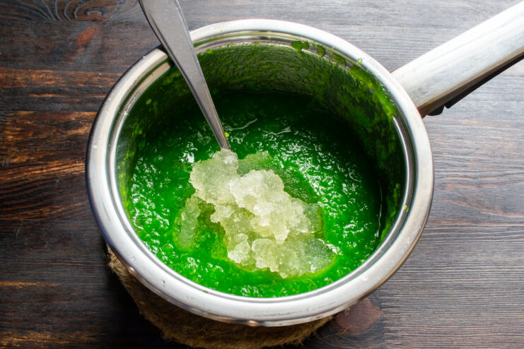 Mezcla con gelatina Incorporando gelatina hidratada al puré verde caliente.
