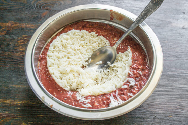 Incorporación de arroz blanco cocido al bol con el picadillo de hígado.