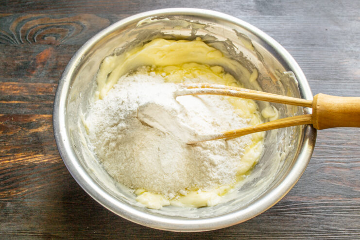 Mezclando ingredientes secos Incorporando harina de arroz y fécula de patata a la masa