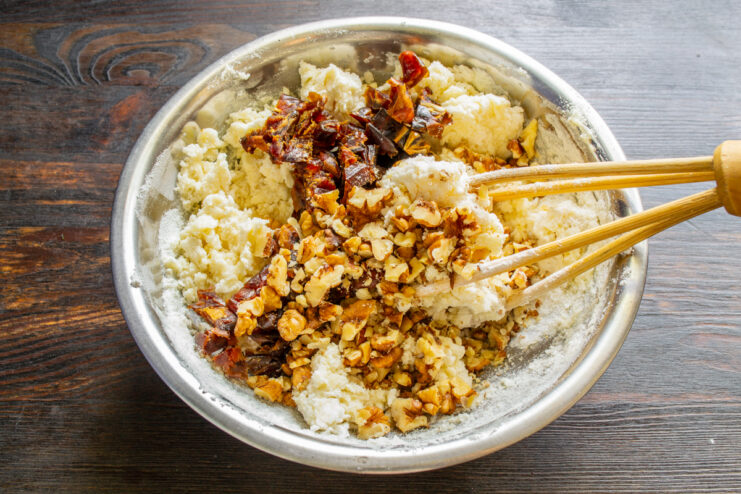 Nueces y dátiles para el relleno Agregando nueces picadas y trozos de dátiles a la masa