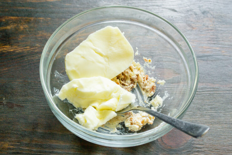 Añadiendo queso crema al bol con la mezcla de anchoas