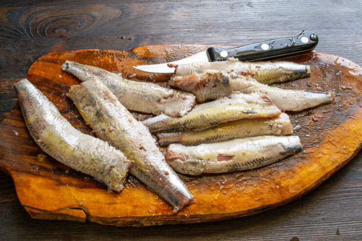 Corte del pescado en filetes Lomos de arenque ivasi perfectamente limpios y sin espinas