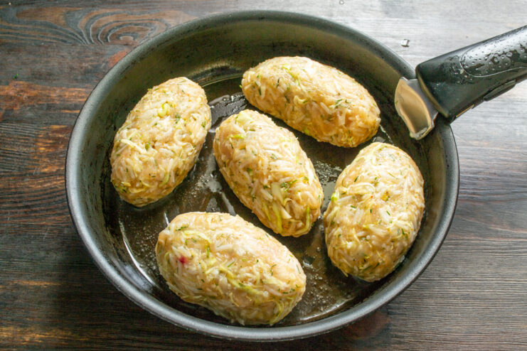 Fritura en la sartén Rollitos de col dorándose en una sartén con aceite