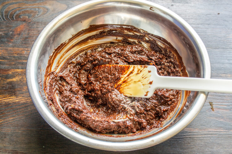 Masa de chocolate antes de enfriar Masa para bocaditos mezclada con una espátula en un bol.