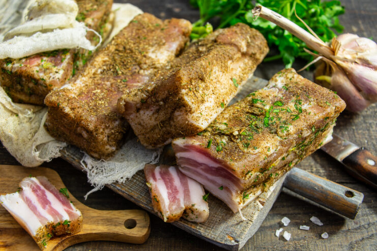 Panceta de cerdo curada con ajo y perejil lista para servir