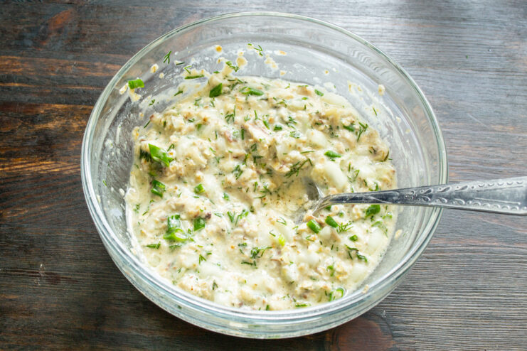 Preparación de la masa Masa de avena con pollo y hierbas frescas lista en un bol