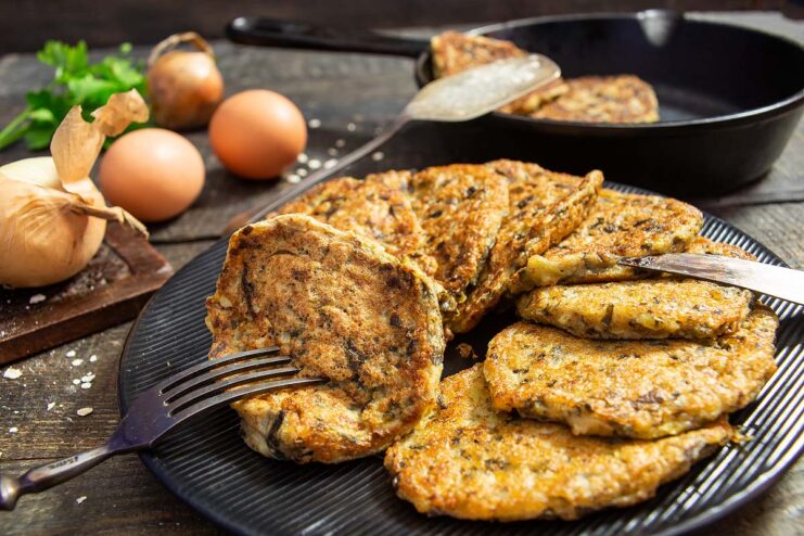Tortitas de algas doradas listas para servir en un plato oscuro