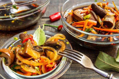 Champiñones al estilo coreano con zanahoria y cebolla