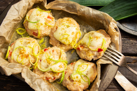 Jugosas albóndigas con pimiento y mozzarella al horno