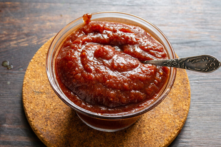 Salsa de dátiles para postres Salsa densa de dátiles ya terminada servida en un cuenco de cristal