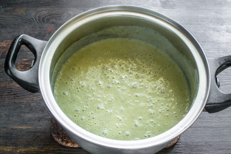 Crema de calabacín con nata lista y caliente dentro de la olla de acero.