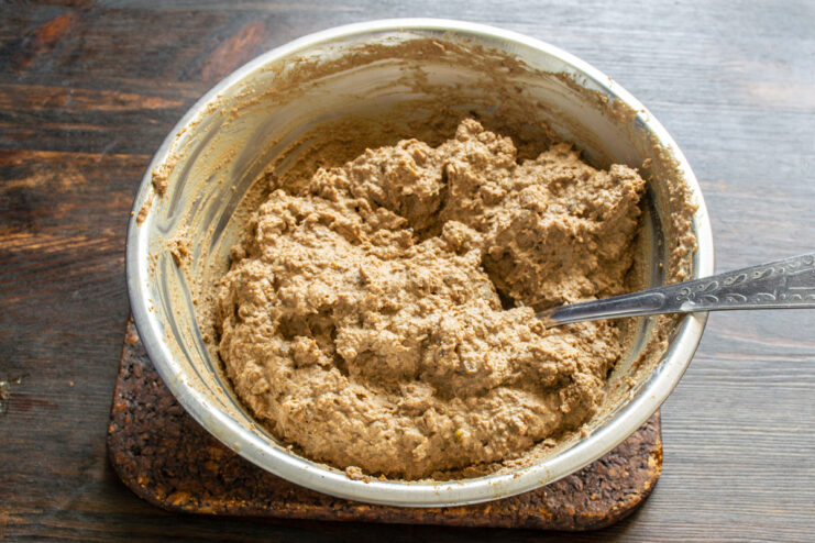 Textura final del paté Paté de hígado de pollo homogéneo y listo dentro de un bol