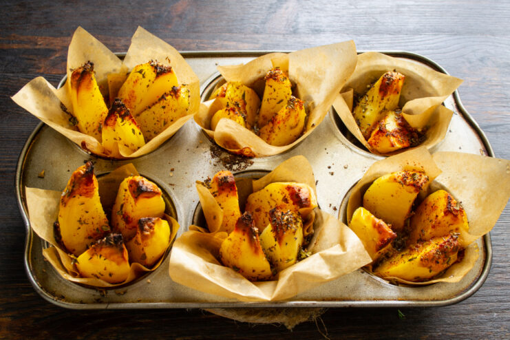 Patatas asadas tiernas y doradas en el molde recién salidas del horno