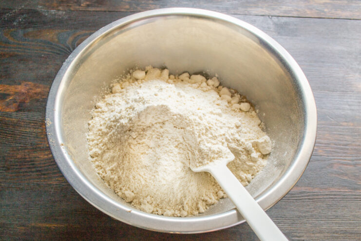 Harina panificable Harina de trigo panificable en un bol con el resto de ingredientes