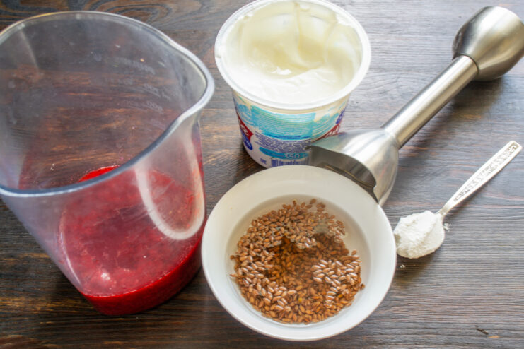 Preparación de ingredientes para la crema Fresas, smetana y semillas de lino preparadas para hacer la crema