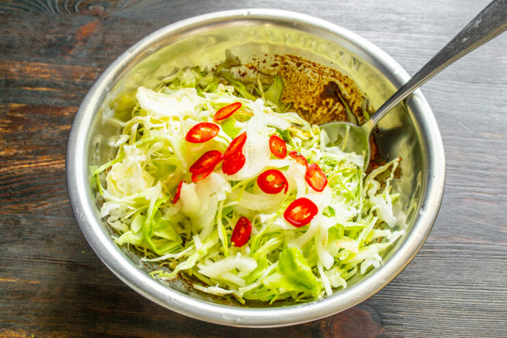 Aros de chile rojo picante recién cortados dentro de la ensaladera.