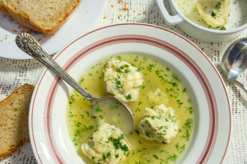 Caldo de pollo con quenelles de arroz
