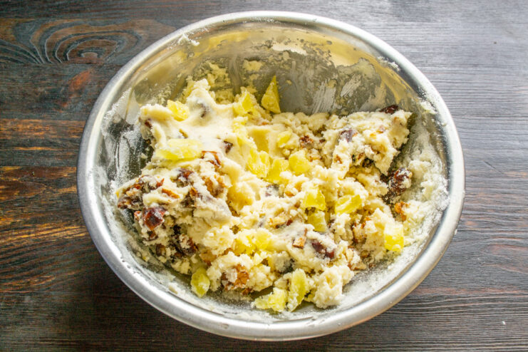Incorporación de fruta confitada Trozos de piña confitada mezclados en la masa de las galletas