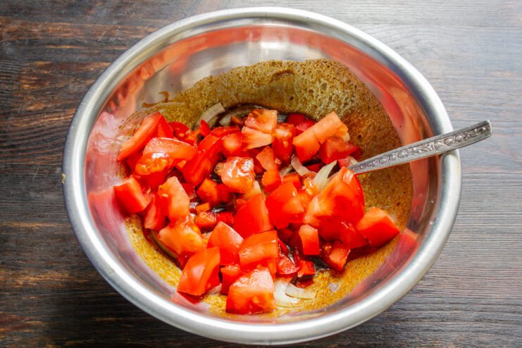 Trozos de tomate fresco cortado en un bol para ensalada