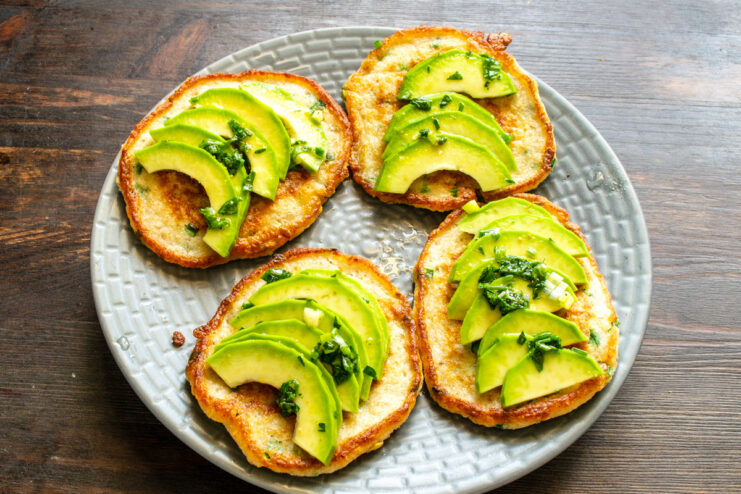 Láminas de aguacate colocadas sobre las tortitas terminadas