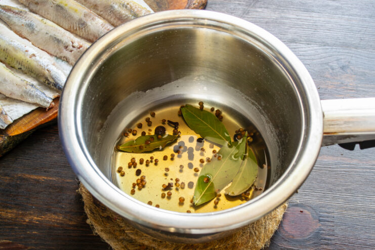 Cocción del líquido del marinado Marinado con especias cociéndose a fuego lento en un cazo