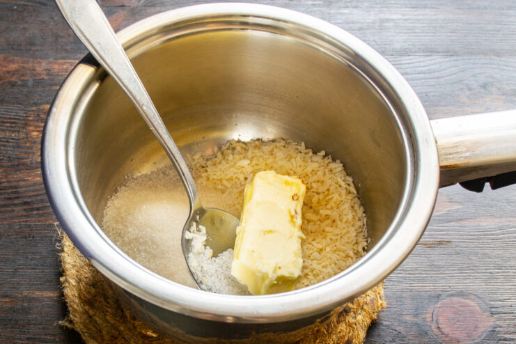 Mantequilla, azúcar y coco rallado en un cazo para el glaseado
