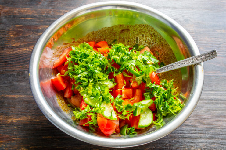 Cilantro finamente picado esparcido sobre la mezcla de verduras frescas