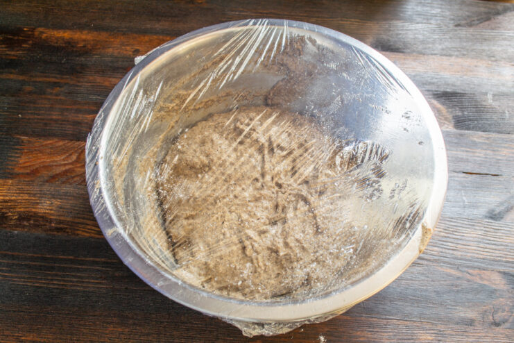 Fermentación de la masa bajo film Bol con masa de centeno cubierto herméticamente con papel film