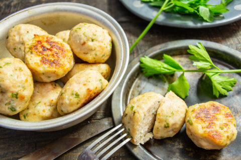 Albóndigas de pechuga de pollo al horno con cebolla y eneldo
