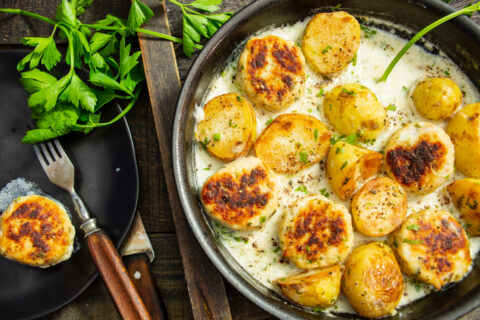 Patatas nuevas con albóndigas